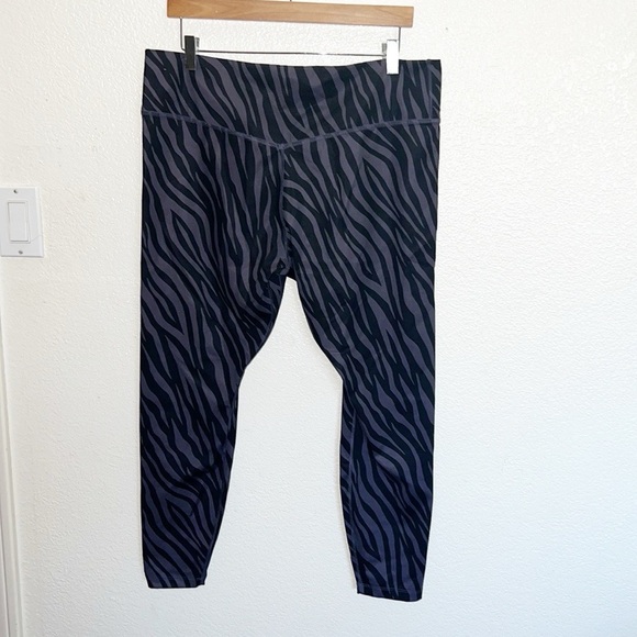 Nike Zebra Striped Cropped Women’s Black And Grayish Purple Leggings - Picture 1 of 10